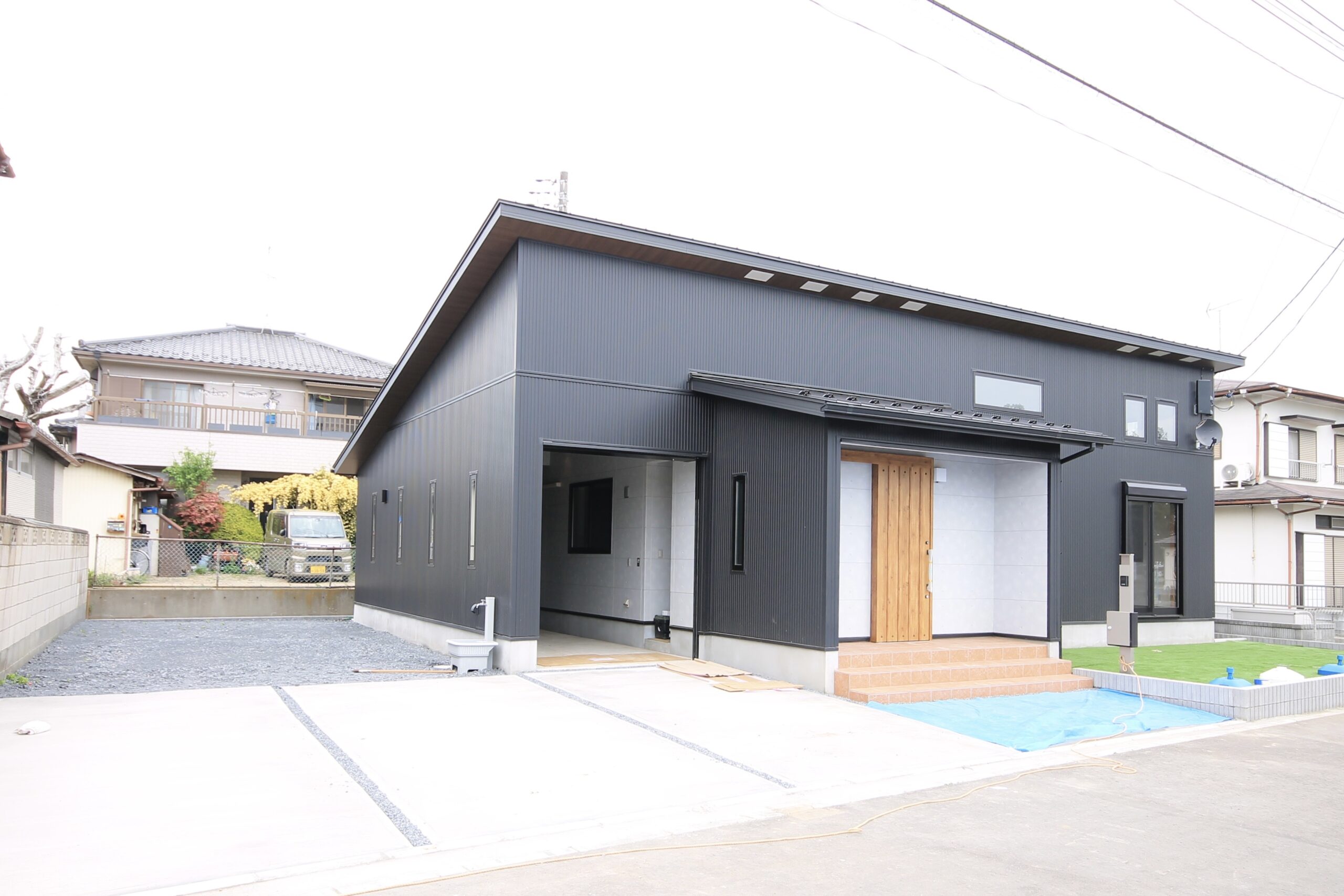 ガレージとロフト付き<br>勾配天井のある平屋