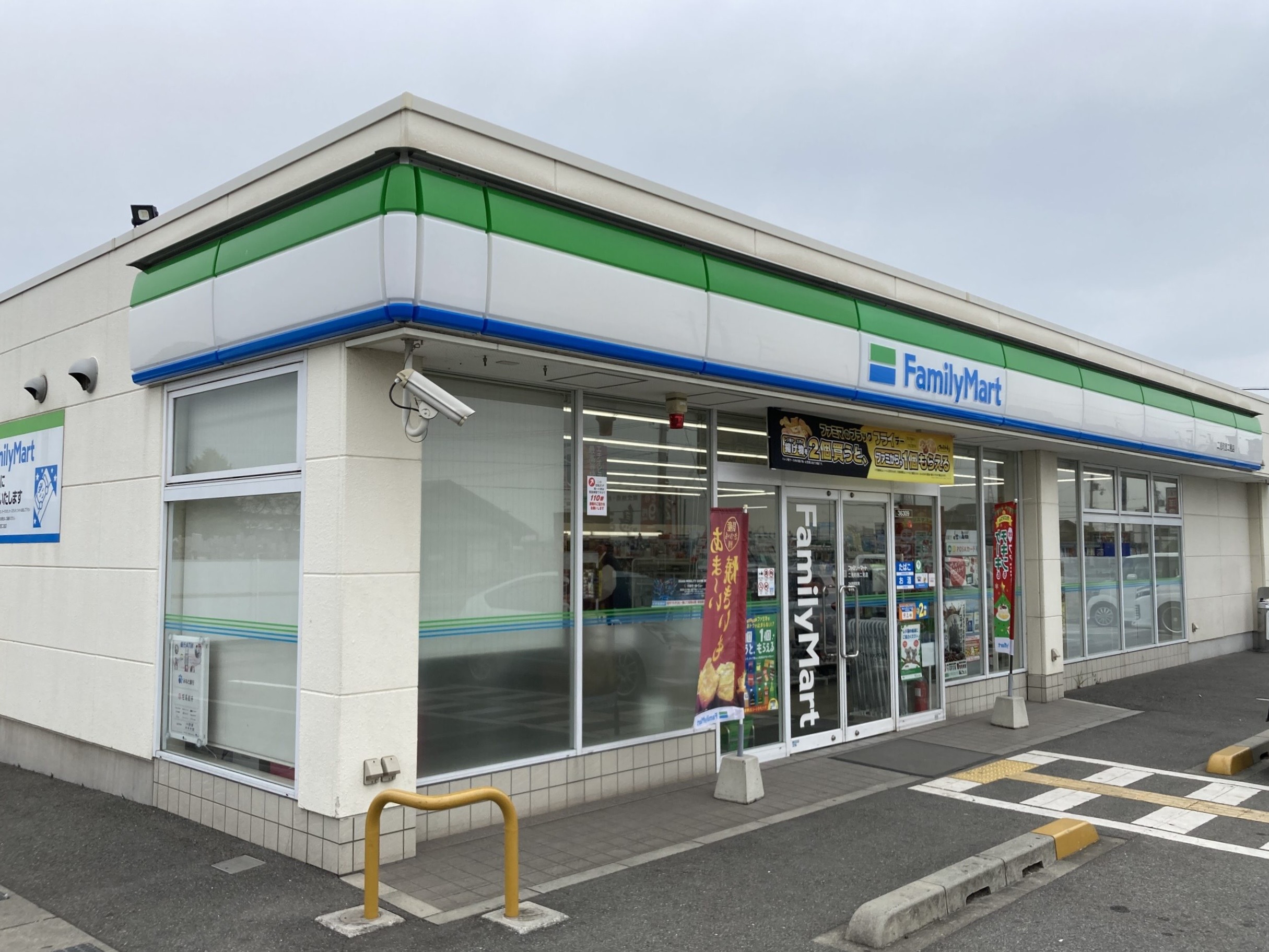 ファミリーマート 二見町西二見店<br />
約600m(徒歩8分)