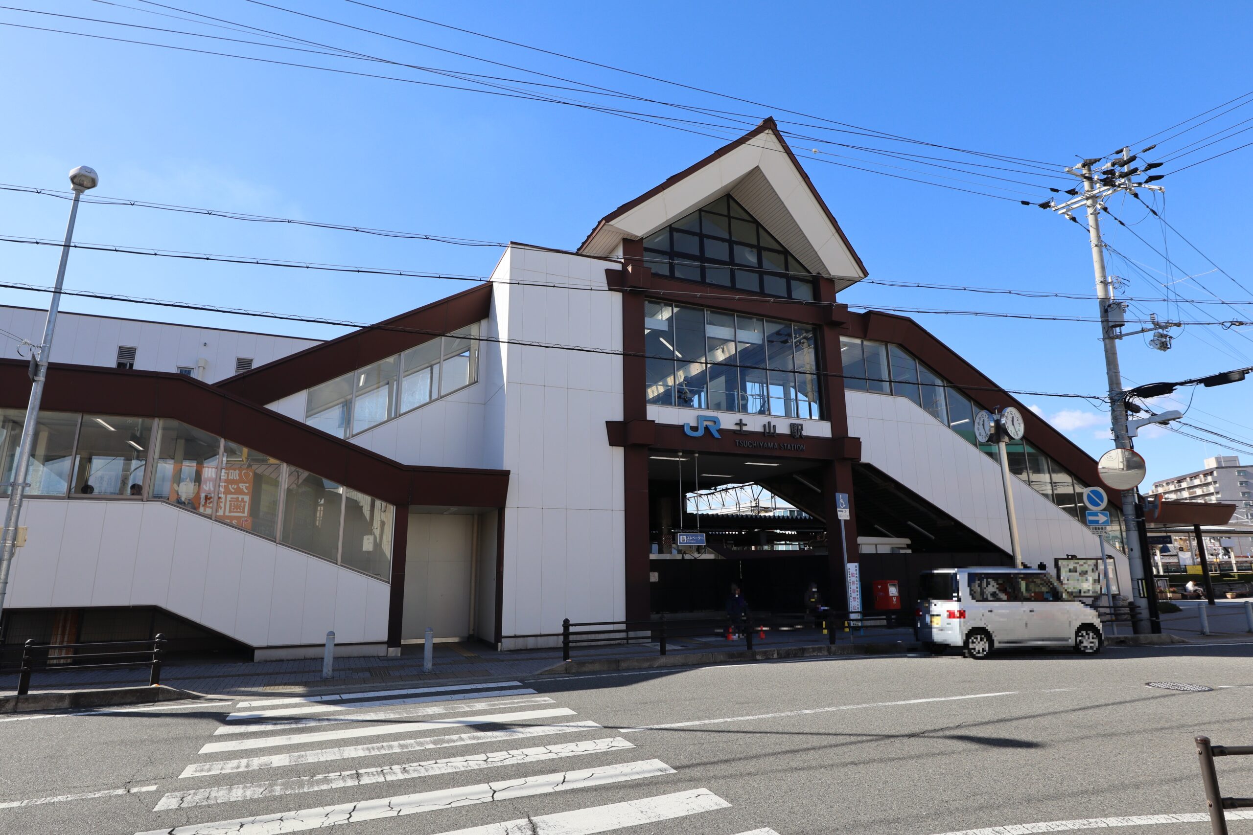 JR山陽本線「土山」駅<br />
約650m(徒歩9分)