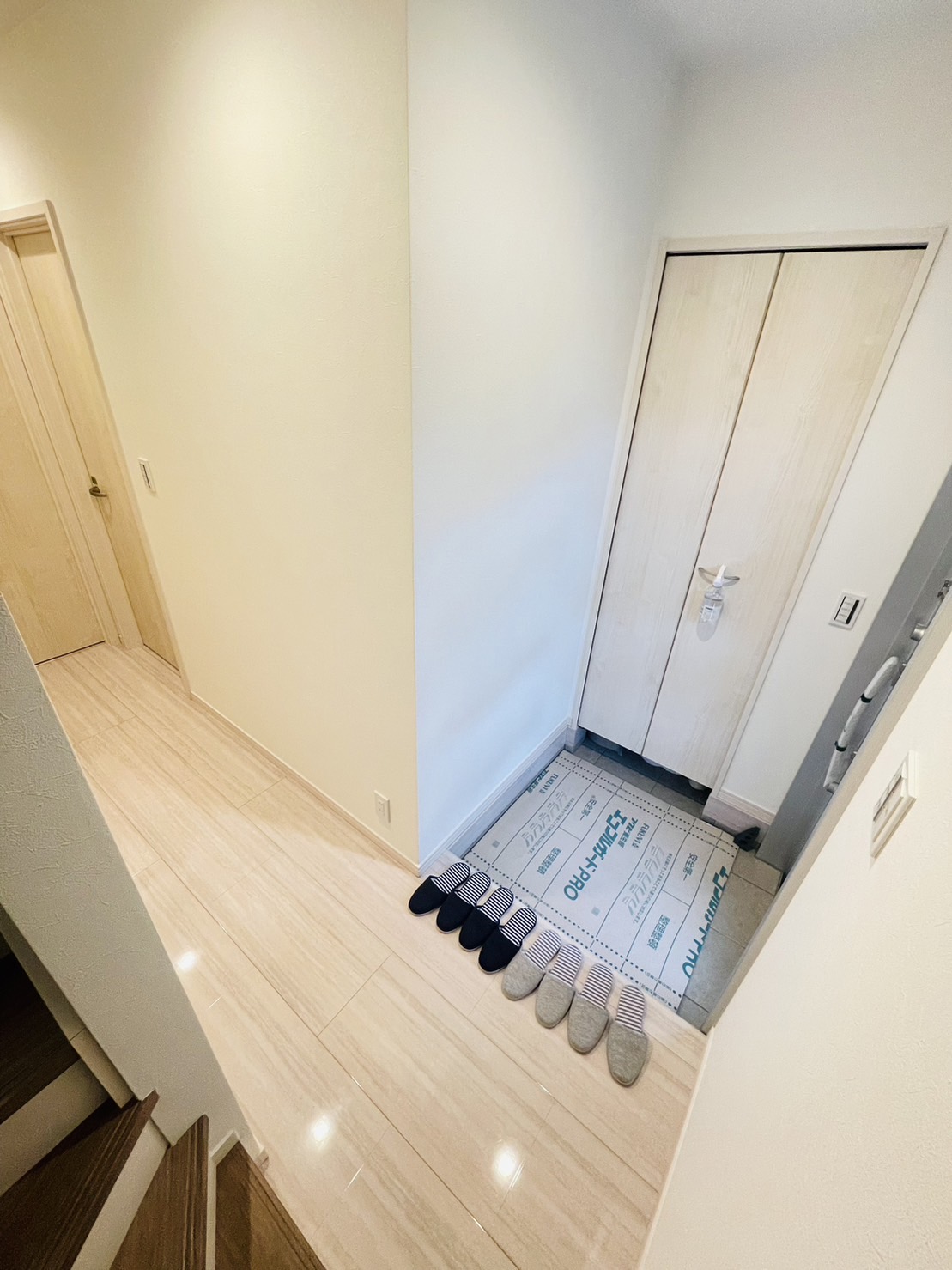 ・玄関横にシューズクローゼットをご用意。
・ご家族全員分の靴もしっかり収まります！