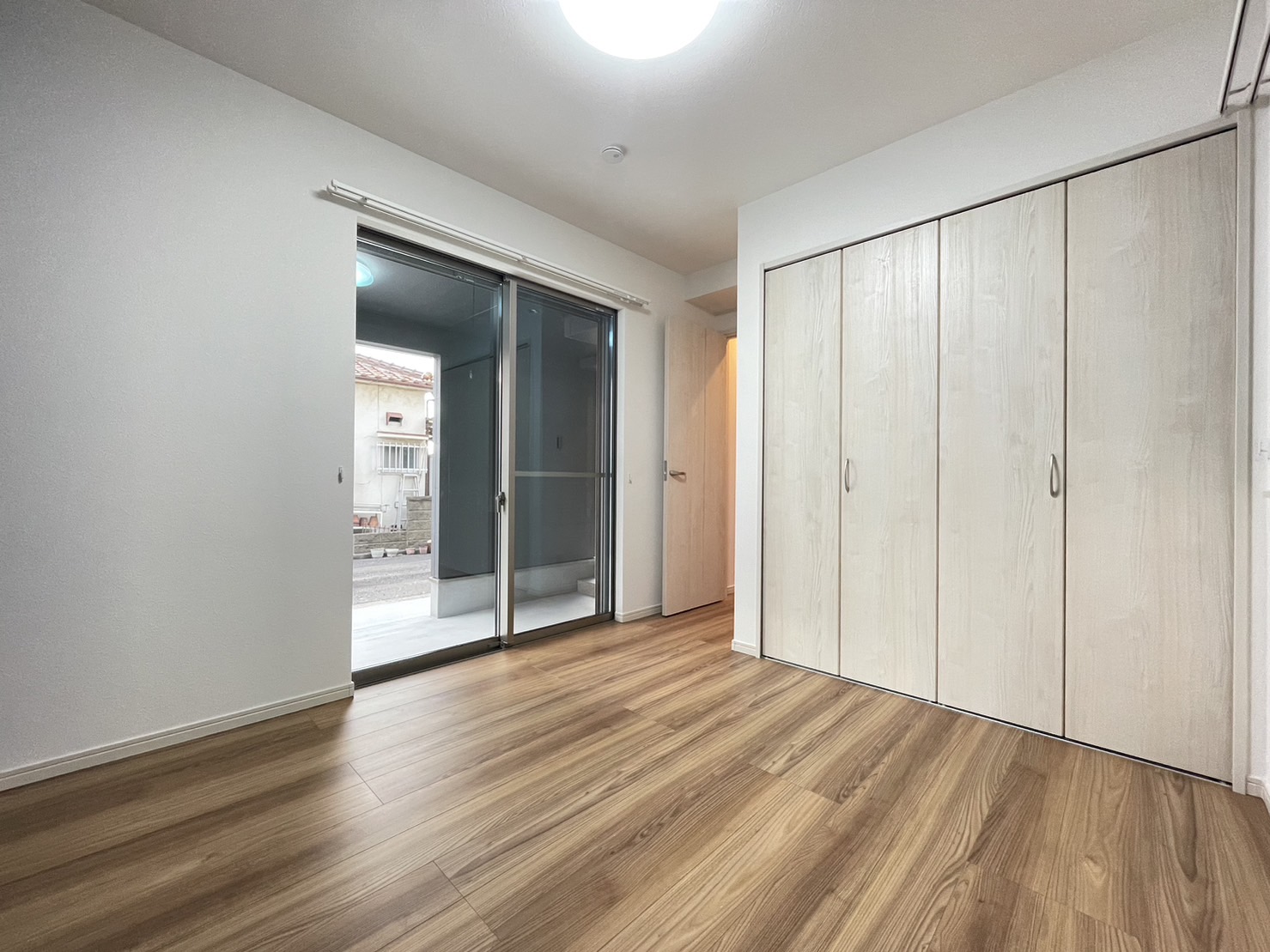 Room1（5.0帖）
・お部屋から車が鑑賞できます！
・収納スペースも充実。洋服や荷物もスッキリ片付きます！