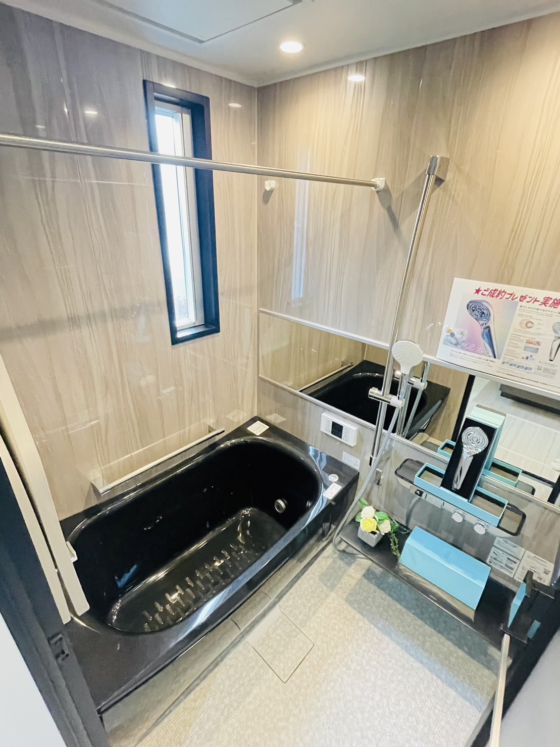 ★グレードアップ仕様
・木目調の壁が落ち着いた雰囲気に！
・脚を伸ばしてゆったり入ることができます。