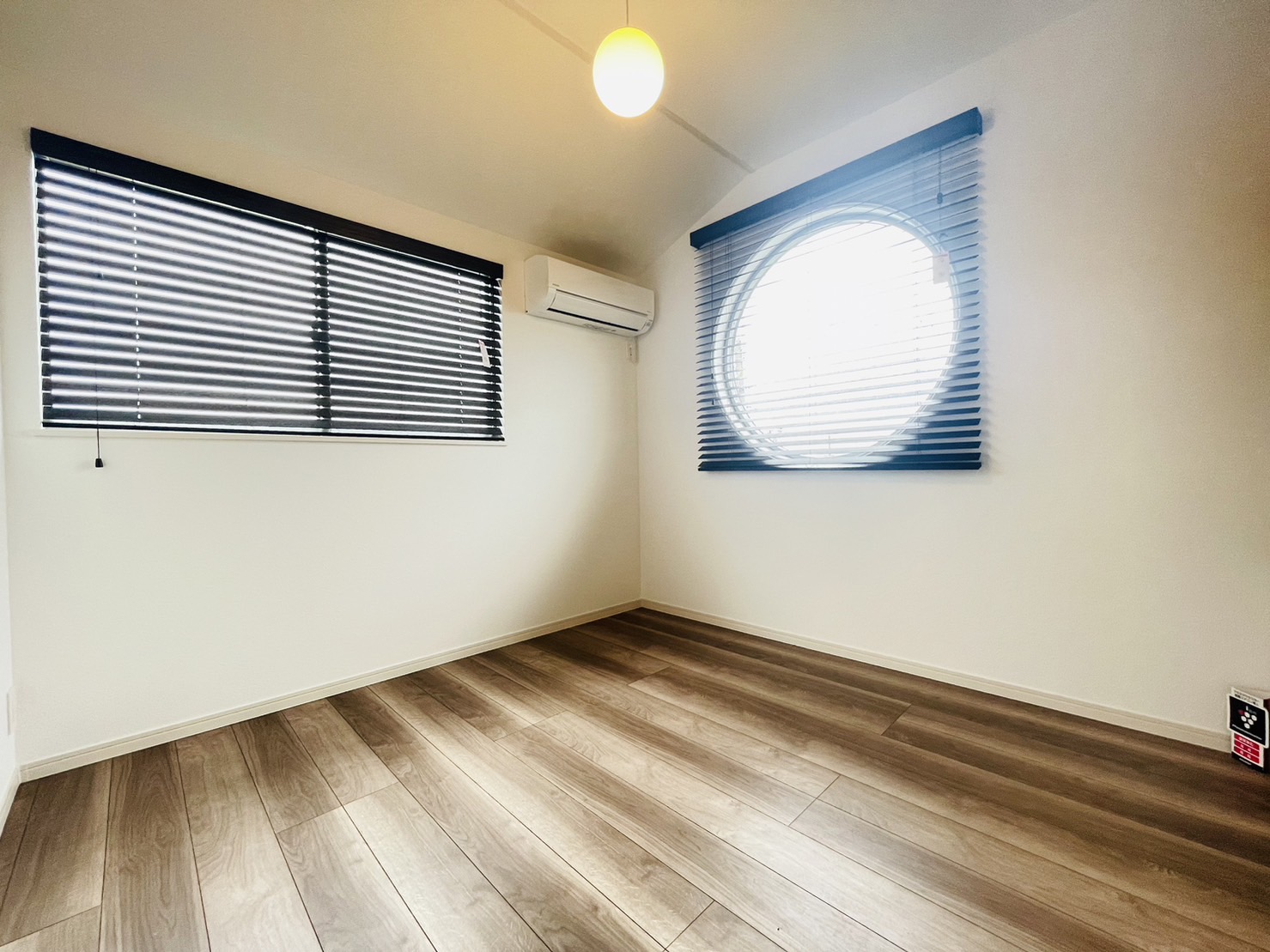 Room2（4.5帖）
・丸い窓がお部屋のおしゃれ度をグッとアップ！
・様々なコーディネートが楽しめます！