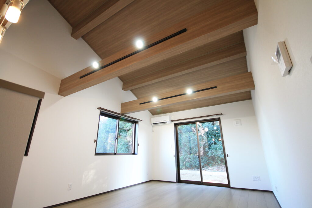 勾配天井と木のぬくもりが心地よい平屋