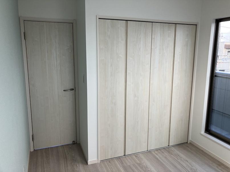 Room2(5.3帖)
・淡いアクセントクロスでお部屋の雰囲気は明るく！
・クローゼットがあり、収納スペースが充実！
お問い合わせは
<b>078-939-8833</b>
