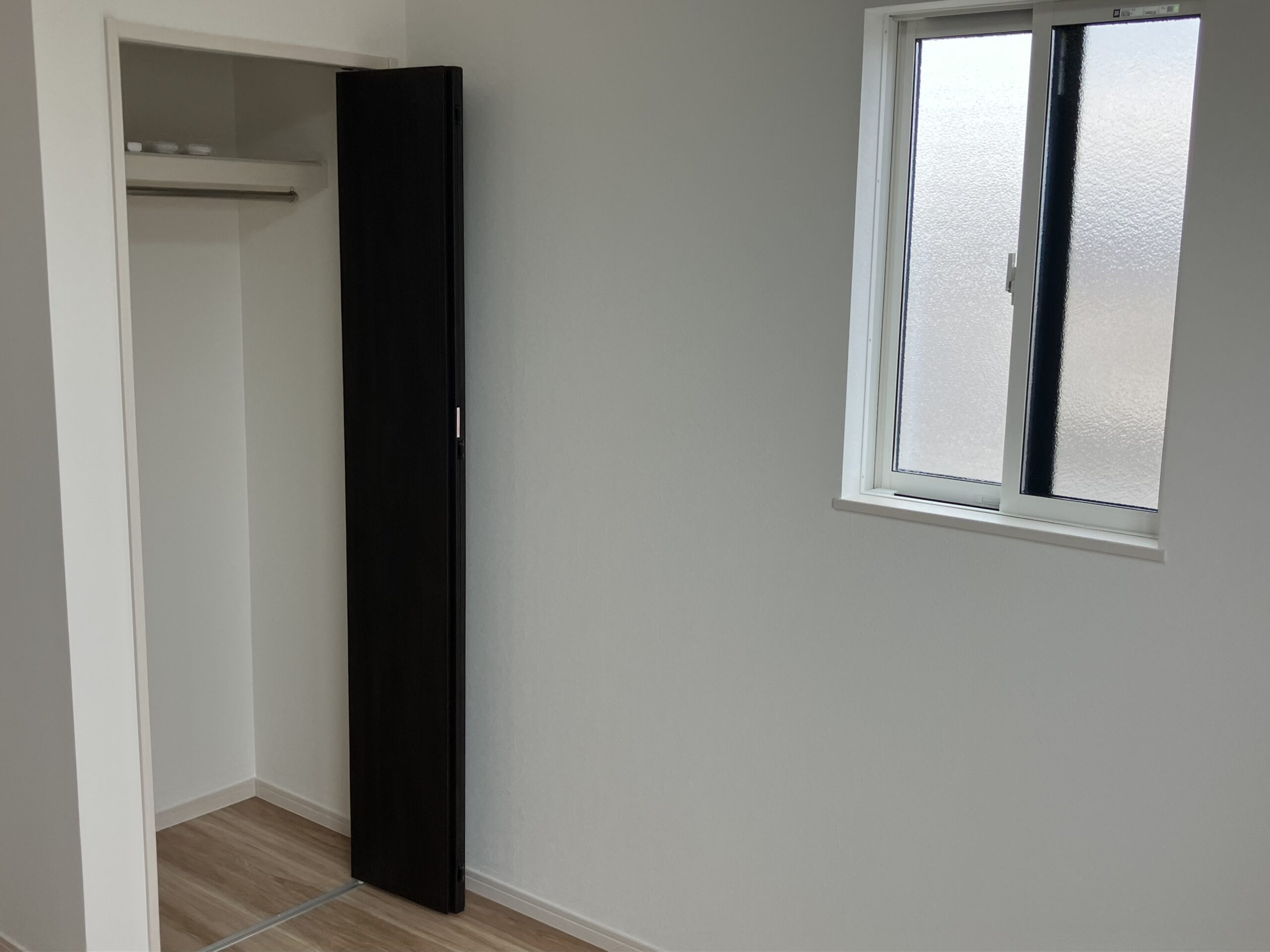 Room2(5.6帖)
・淡いアクセントクロスでお部屋の雰囲気は明るく！
・２面採光なので、お部屋自体も明るいです！
お問い合わせは
<b>078-939-8833</b>
