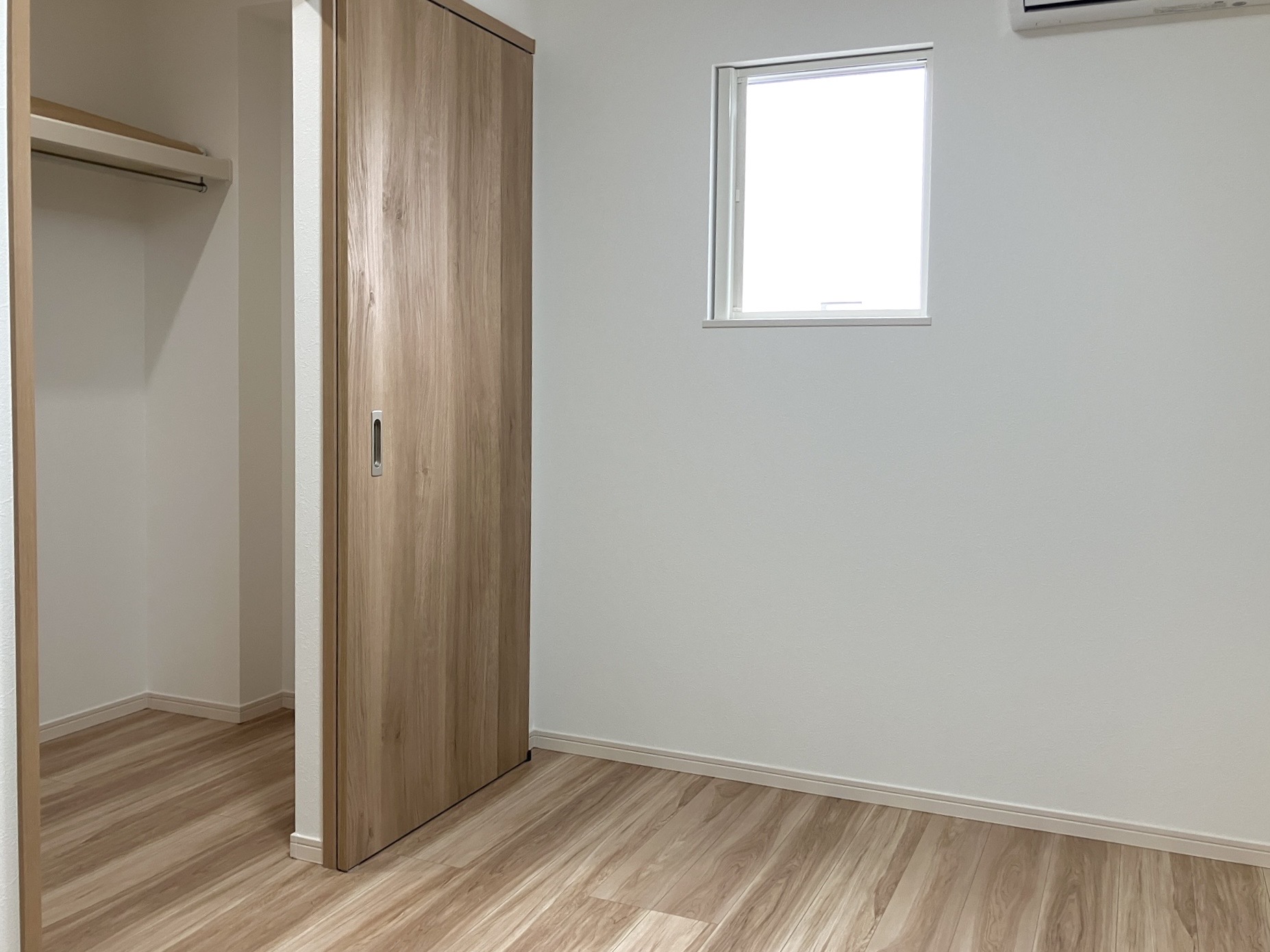 1階の洋室（主寝室）。
収納が広く、お洋服をスッキリ収納できます！
お問い合わせは
<b>078-939-8833</b>