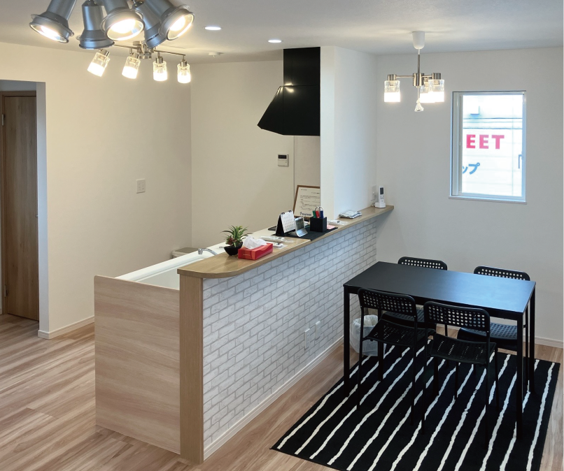 2階リビングで日当たり良好の明るい空間です。
アクセントクロスや照明が華やかさをプラス！
お問い合わせは
<b>078-939-8833</b>