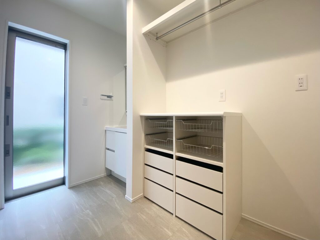 家事ラク動線と天井ルーバーがある19帖LDKの家_ランドリールーム写真