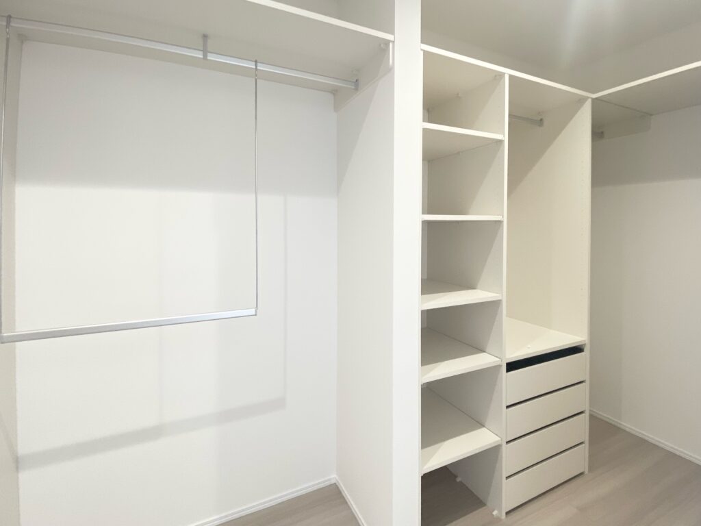 家事ラク動線と天井ルーバーがある19帖LDKの家_ファミリークローゼット写真